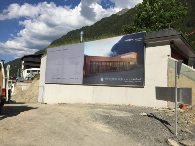 Textilspannrahmen, Bauwerbung, Blaulichtzentrum Ischgl