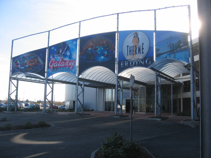 Textilspannrahmen, Eingang Therme Erding