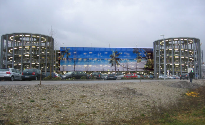 Textilspannrahmen, Textilfassade, Parkhaus Therme Erding