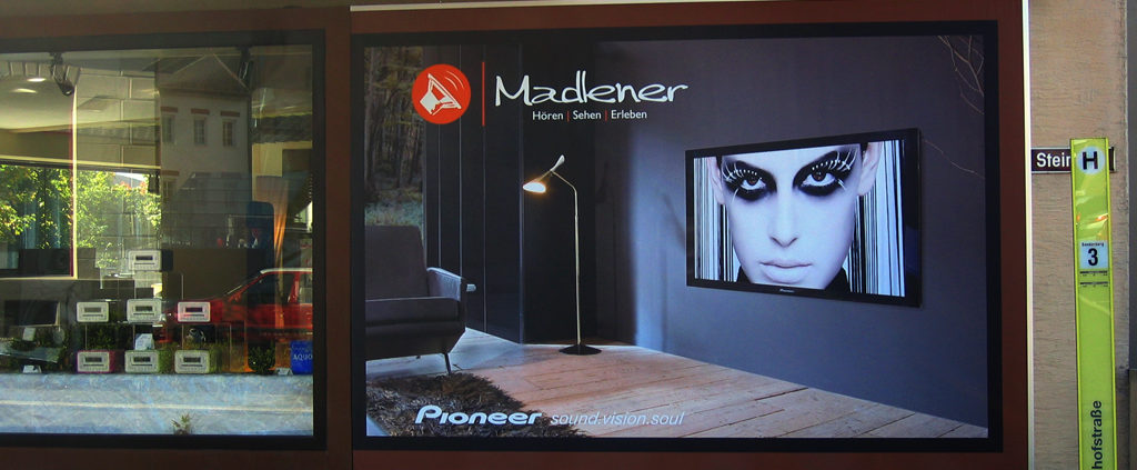 Textilspannrahmen Schaufensterverlängerung Madlener, Götzis