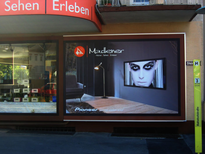 Textilspannrahmen Schaufensterverlängerung Madlener, Götzis